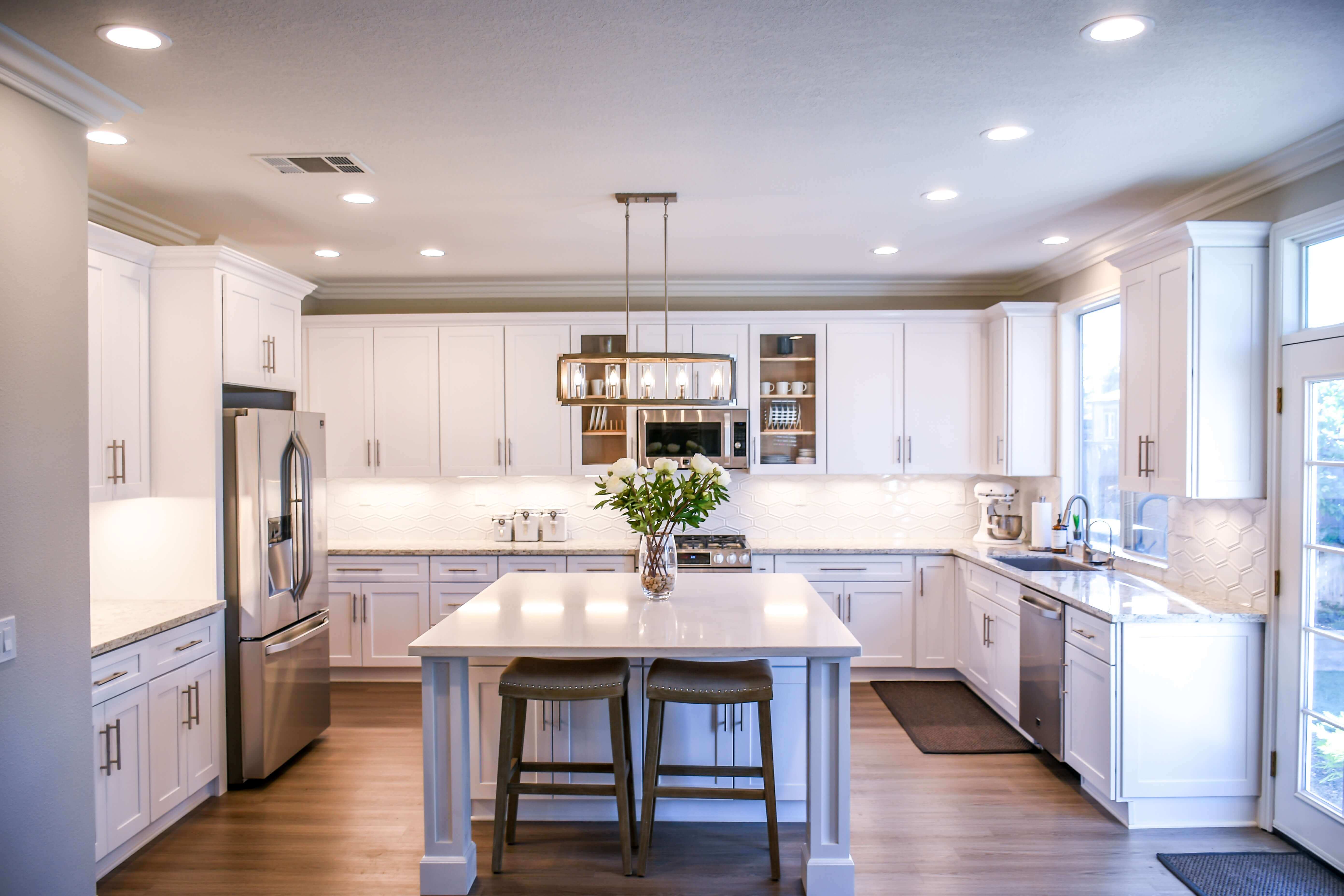 white-wooden-cupboards-2724749_1.jpg